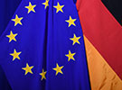 Die deutsche Flagge neben der europäischen Flagge